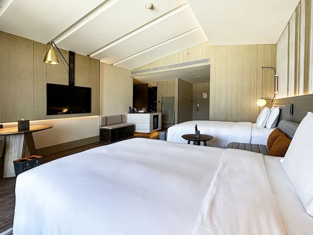 غرفة بريميوم بسريرين منفصلين بإطلالة على البحيرة، Crowne Plaza CHONGLI RESORT 6/9