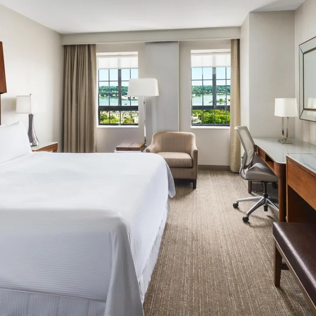غرفة بريميوم بسرير كينج بإطلالة على المرفأ في طابق مرتفع، The Westin Portland Harborview 1/6