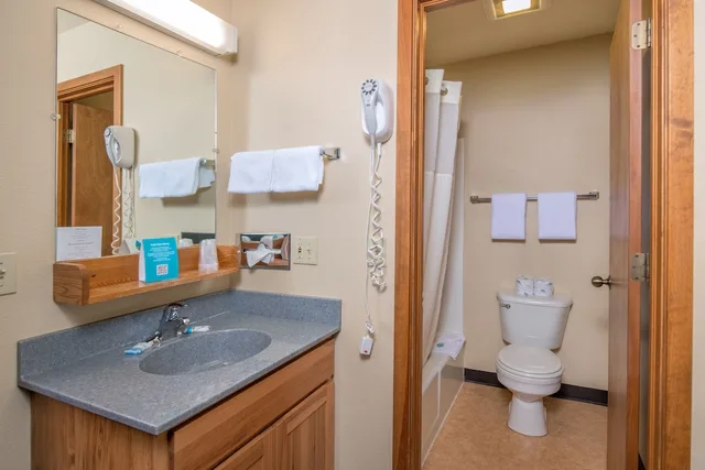 غرفة اقتصادية بسرير بطابقين وسريرين كوين، YMCA of the Rockies Snow Mountain Ranch 2/2