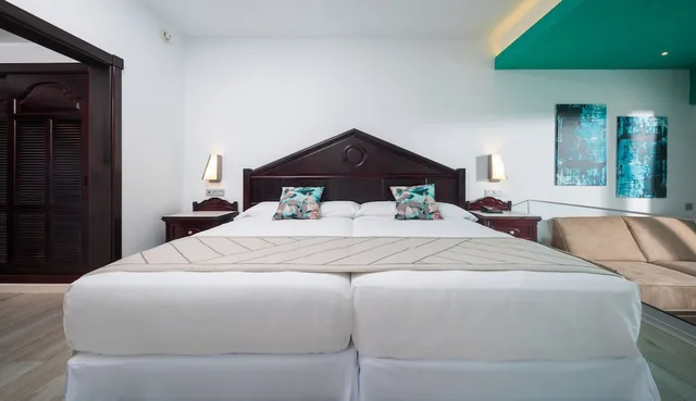 جناح جونيور بسريرين مزدوجين بإطلالة على الحديقة بغرفتي نوم، RIU Ocho Rios All Inclusive 1/3