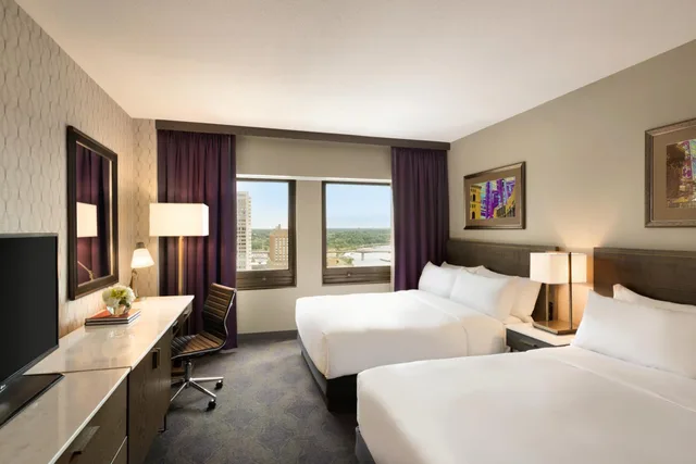 غرفة ديلوكس بسرير كوين، InterContinental Saint Paul Riverfront 1/2
