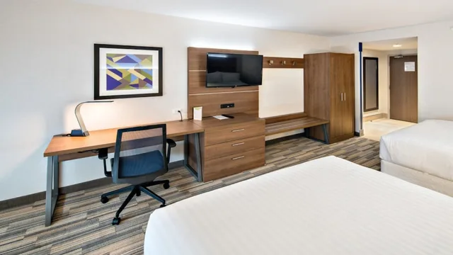 غرفة قياسية بسريرين كوين لذوي الإعاقة، Holiday Inn Express Hotel Suites Mount Pleasant 4/5