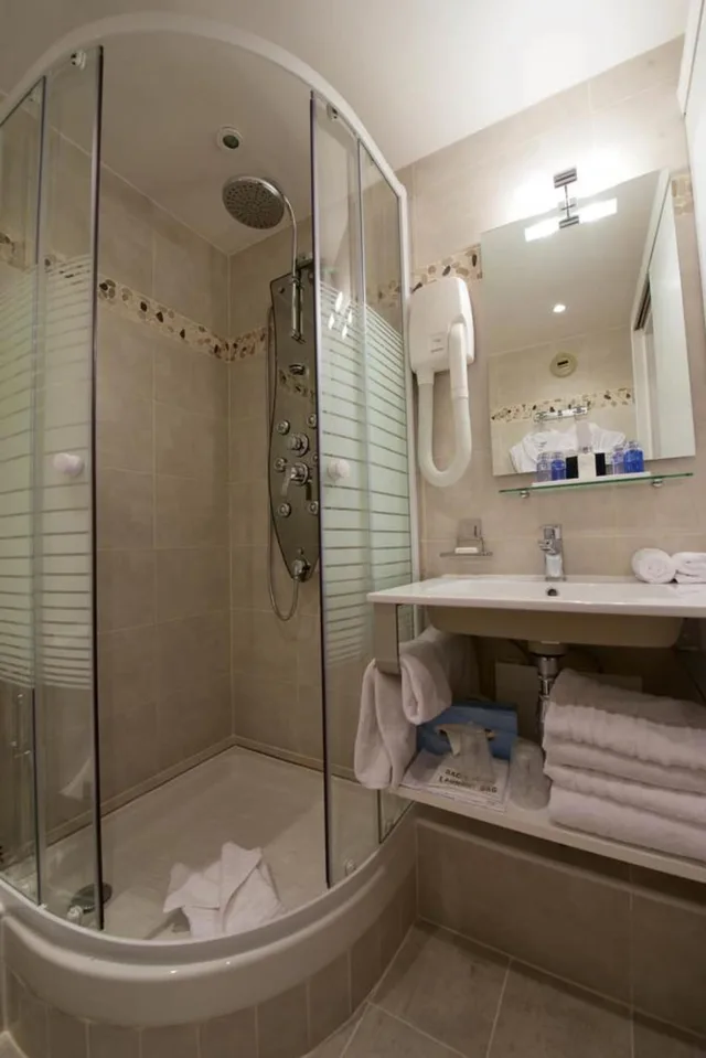 غرفة ديلوكس بسرير كوين بحوض استحمام، RELAIS HOTEL DU VIEUX PARIS 4/6