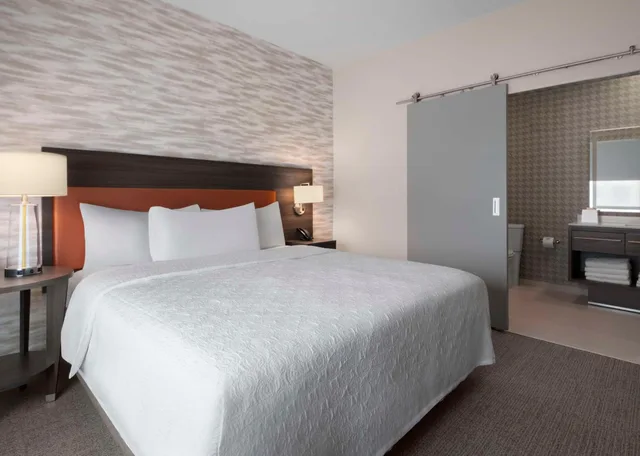 جناح بسرير كينج مع أريكة بحوض استحمام لذوي الإعاقة، Home2 Suites by Hilton Orlando South Davenport 1/8