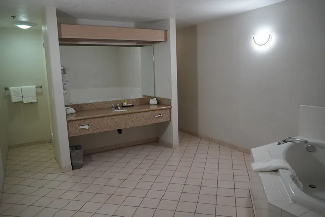 غرفة ديلوكس بسرير كينج بجاكوزي، Timberland Inn & Suites 9/10