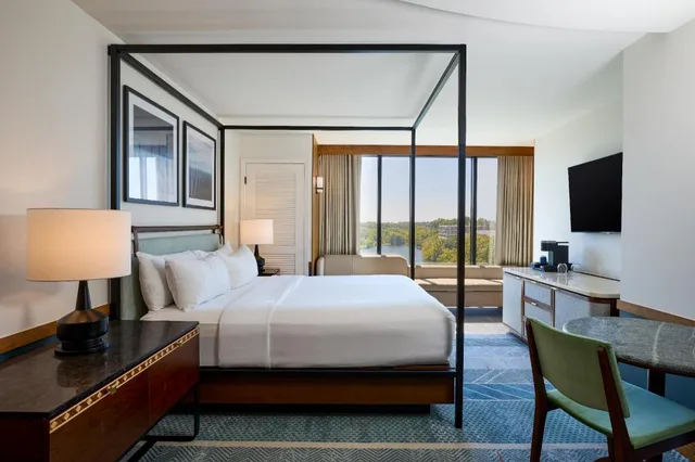 Room, King Bed, Lake View, Merriweather Lakehouse 8/10