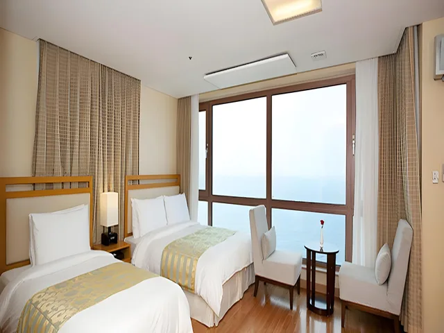 غرفة قياسية بسرير مزدوج وسرير فردي، Ocean Suites Hotel Jeju 2/3