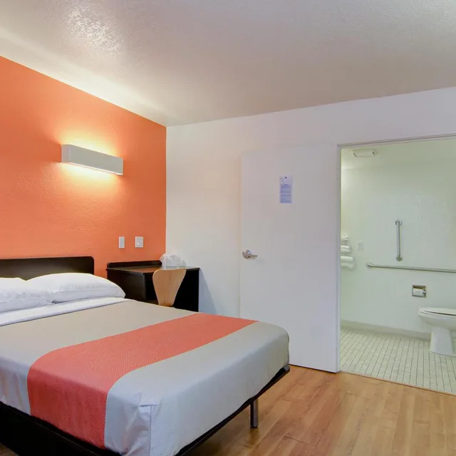 1 Full Bed ADA/RI Shower/Micfridge، Motel6 Scottsdale, AZ - Old town Scottsdale/Fashion Square 4/10