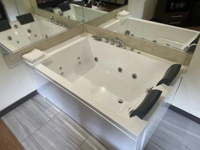 غرفة سوبيريور بسرير كينج بحوض جاكوزي، Red Roof Inn Hartselle 3/6