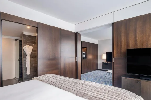 Suite, King Bed, Eiffel View, Terrace, High Floor، Renaissance Paris Arc de Triomphe Hotel 7/10
