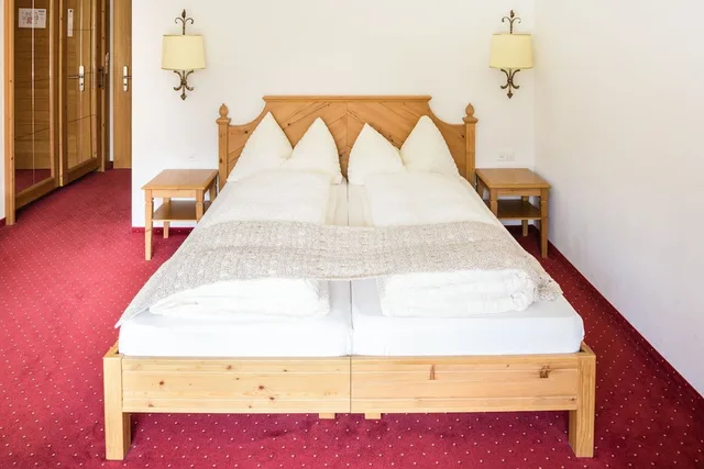 غرفة بسريرين منفصلين بإطلالة على الجبل مع أريكة، Hotel Mountain Paradise 1/5