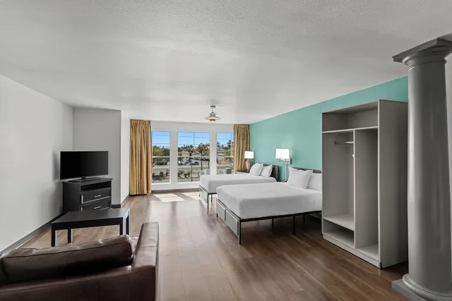 Efficiency, Suite, 1 King and 2 Double Beds، MainStay Suites Las Vegas Flamingo 8/10