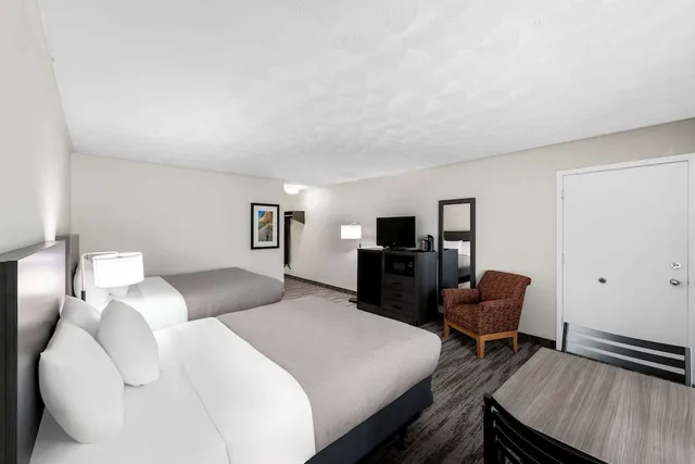 غرفة بسريرين كوين لذوي الإعاقة، Quality Inn & Suites Munising 1/4