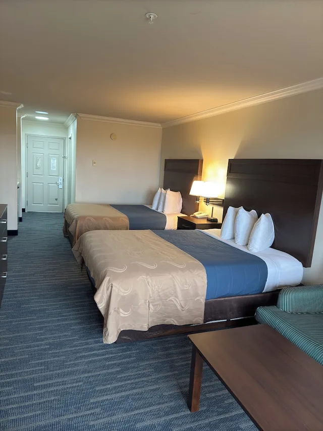 غرفة فاخرة بسريرين كوين بإطلالة على البحر مع أريكة، Coratel Inn and Suites By Jasper Ocean Shores 2/7