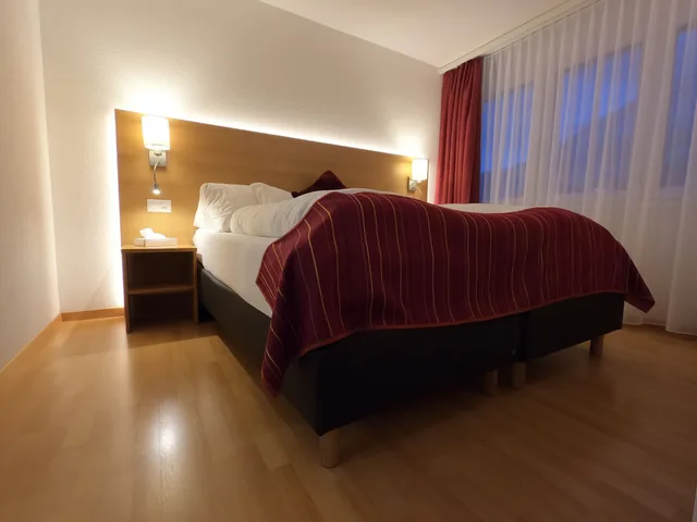 جناح جونيور بسرير كوين مع أريكة بحوض استحمام، Therme 51 2/6
