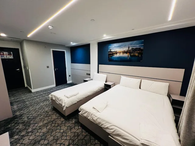 غرفة ديلوكس ثلاثية، Ilford Grand Hotel 2/3