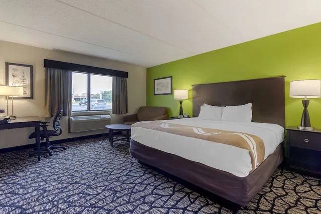 جناح بسرير كينج مع أريكة، Quality Inn Oshkosh Aviation Park 1/1