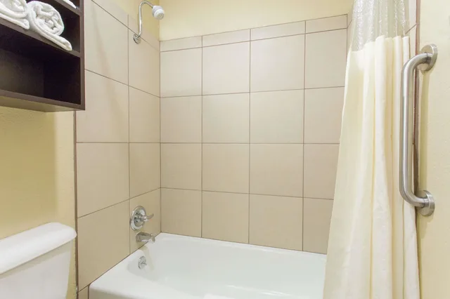غرفة بزنس بسرير كينج، Days Inn & Suites by Wyndham Waterloo 5/7
