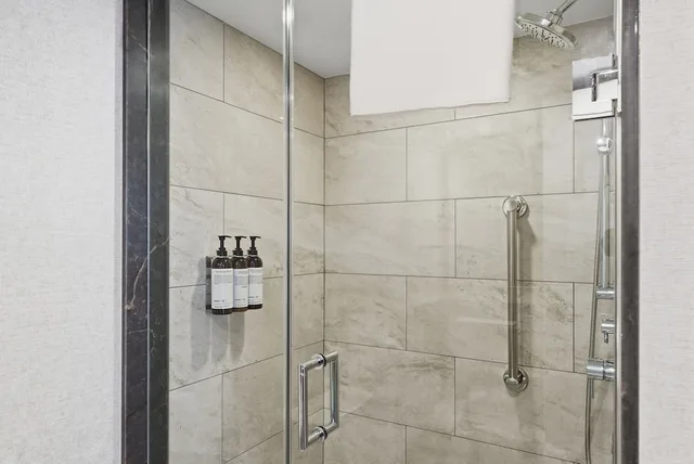 Premium, Suite, 1 King and 2 Queen Beds, Falls View, Middle Floor، Embassy Suites By Hilton Niagara Falls Fallsview 5/5