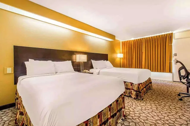 غرفة بسريرين مزدوجين، Ramada by Wyndham Santee I-95 2/2