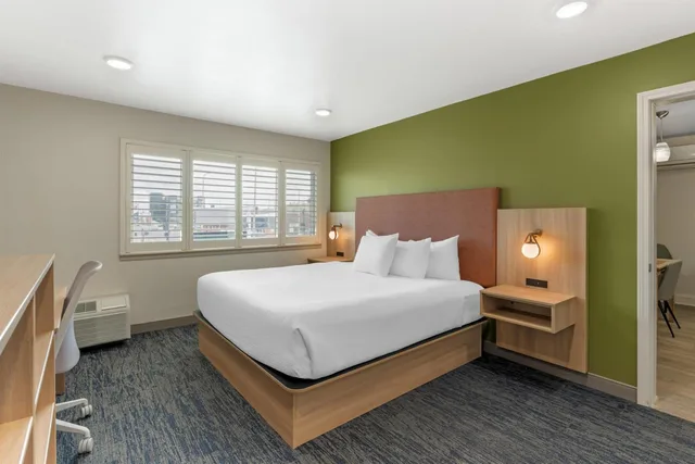 جناح بسرير كينج بغرفتين بمطبخ صغير، Best Western Plus Clocktower Inn 1/5