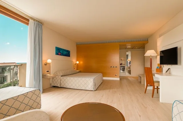 جناح جونيور بسرير مزدوج وسريرين منفصلين، Smy Carlos V Wellness & Spa Alghero 3/6