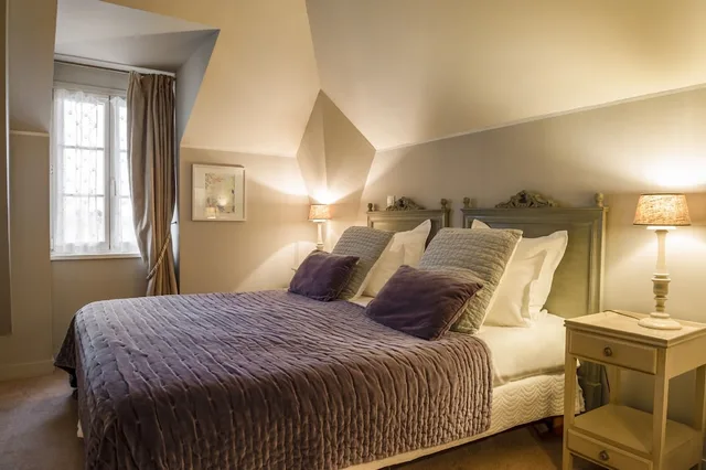 غرفة ثلاثية بسرير كوين وسرير فردي، Hotel Restaurant Les Ormes the Originals Relais 1/3
