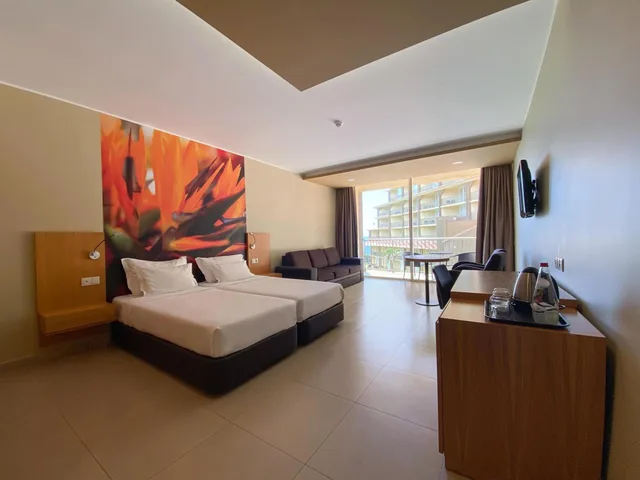 غرفة بسرير مزدوج أو سريرين منفصلين بإطلالة جزئية على البحر، The Views Oasis 1/2