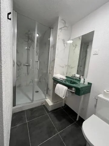 غرفة ثلاثية بسرير فردي بحمام خاص، Hotel ClassEco Gent 1/4