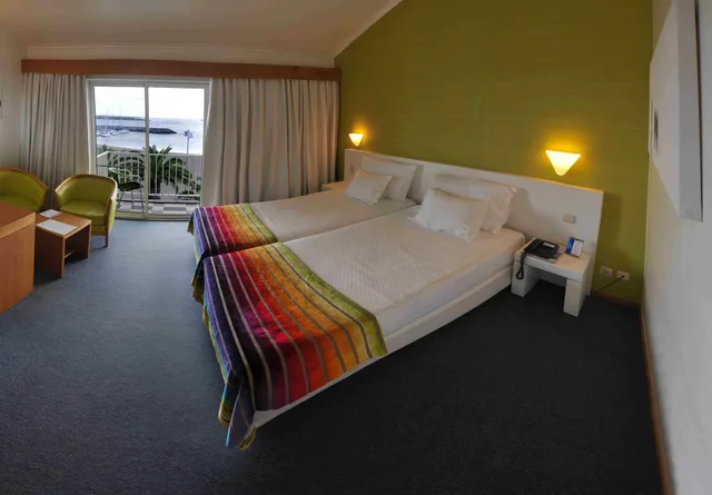 غرفة بسريرين منفصلين بإطلالة على البحر، Varandas do Atlântico by RIDAN Hotels 3/5