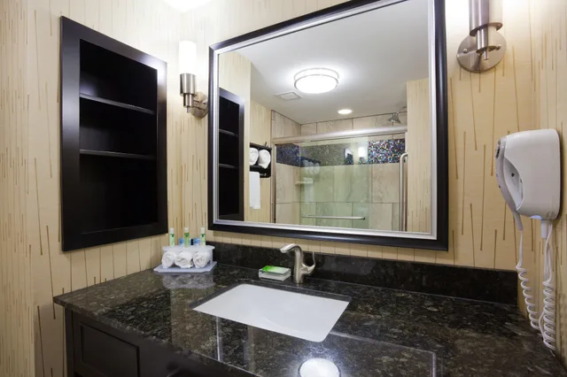 غرفة قياسية بسريرين كوين مع أريكة، Holiday Inn Express Fort Dodge 2/3