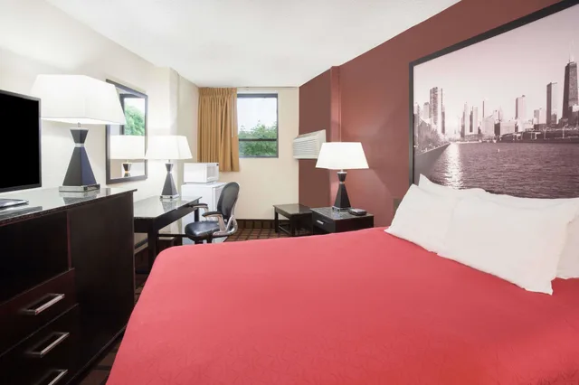 غرفة بسرير كينج لذوي الإعاقة، Super 8 By Wyndham Chicago IL 4/7