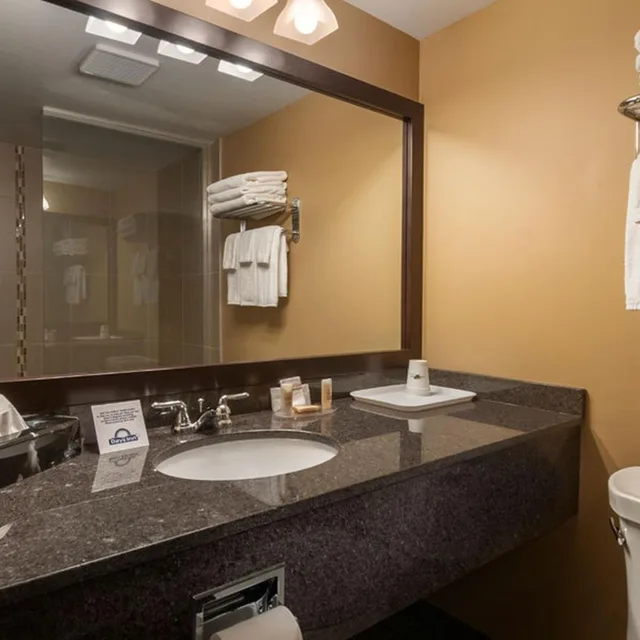 غرفة بسرير كينج وسريرين كوين، Days Inn By Wyndham Calgary Northwest 6/9