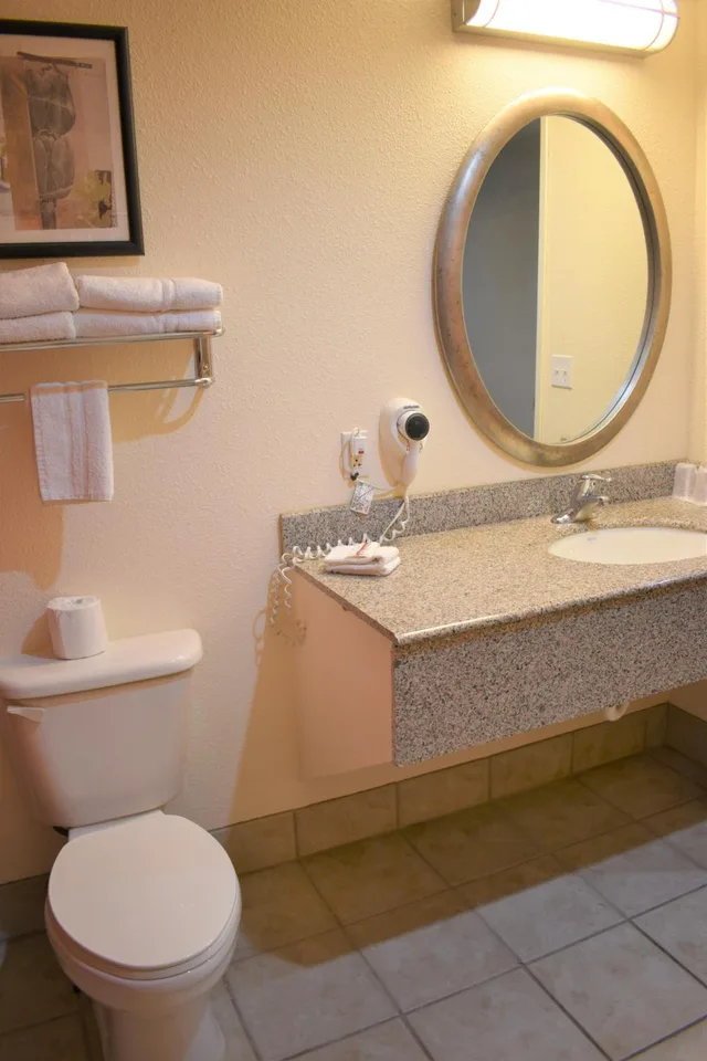 غرفة بسريرين مزدوجين بحوض استحمام لذوي الإعاقة، Super 8 by Wyndham New Braunfels I-35 7/8