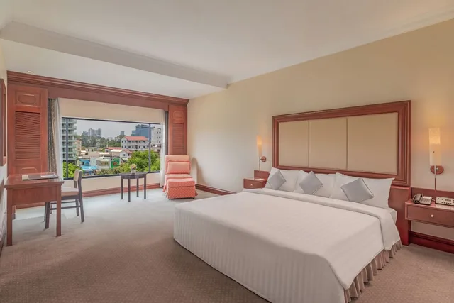 جناح جونيور بسرير كينج بإطلالة على المدينة مع أريكة، Cambodiana Hotel 2/9