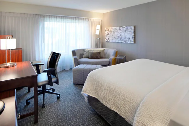 غرفة بسرير كينج، Courtyard By Marriott Kokomo 4/10