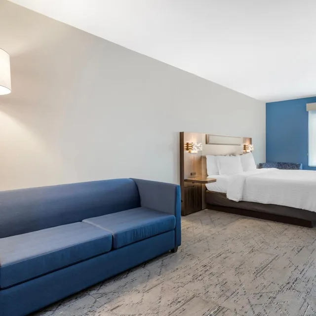 غرفة بريميوم بسرير كينج مع أريكة، Holiday Inn Express Hotel Suites Alice 3/3