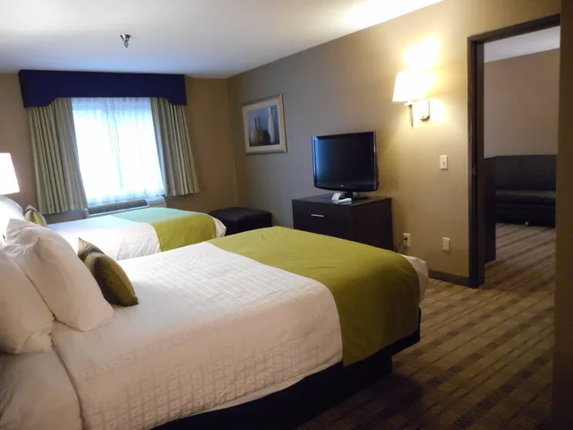 جناح بسريرين كوين مع أريكة بمنطقة جلوس لذوي الإعاقة، Best Western Providence Warwick Airport Inn 2/7