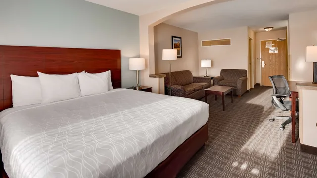 جناح بسرير كينج مع أريكة، Best Western Plus Gateway Inn & Suites 1/4