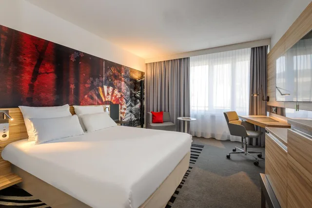 غرفة تنفيذية بسرير كينج وسرير كوين مع أريكة، Novotel Koeln City 2/6