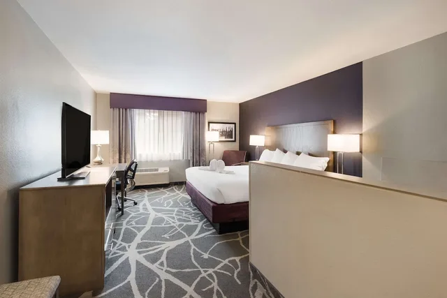 غرفة قياسية بسرير كينج بحوض جاكوزي، Best Western Mcminnville Inn 2/6