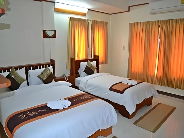 غرفة سوبيريور بسرير كوين وسرير فردي، Riverfront Hotel Mukdahan 3/3