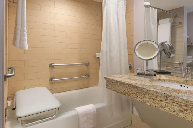 غرفة رباعية بسرير كوين لذوي الإعاقة، The Westin Galleria Dallas 2/3