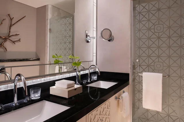 جناح بإطلالة على البحر بشرفة بغرفة نوم واحدة، The St. Regis Marsa Arabia Island, The Pearl Qatar 2/5