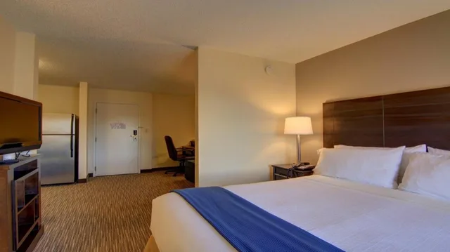 جناح بسرير كينج مع أريكة لذوي الإعاقة، Holiday Inn Express & Suites Alpharetta - Windward Parkway 1/3
