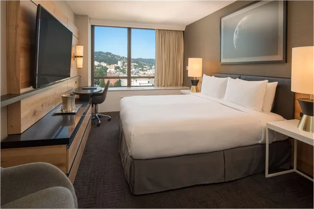 غرفة بسرير كينج بإطلالة على المدينة في طابق مرتفع، Hilton Portland Downtown 2/2