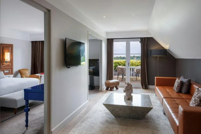 1 Bedroom, Suite, King Bed, Eiffel View, Terrace، Renaissance Paris Hippodrome de St. Cloud Hotel 5/7