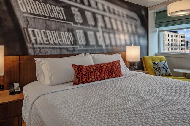 غرفة بريميوم بسرير كينج، Hotel Indigo Memphis Downtown 3/8