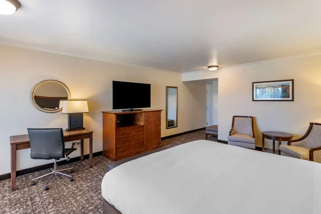 غرفة بسرير كينج بشرفة، Best Western Plus Royal Oak Hotel 3/4