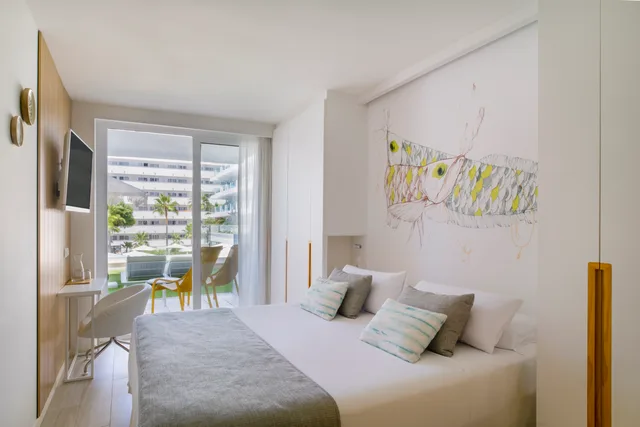 غرفة بريميوم بسرير مزدوج بإطلالة على المسبح بشرفة، Iberostar Waves Bahia de Palma - Adults Only 1/4